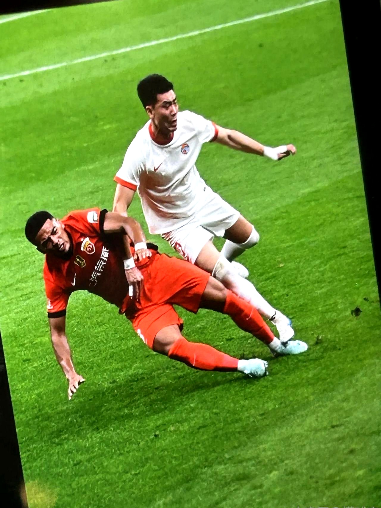 足球比赛中球员奋勇争夺，用实力谋取胜利