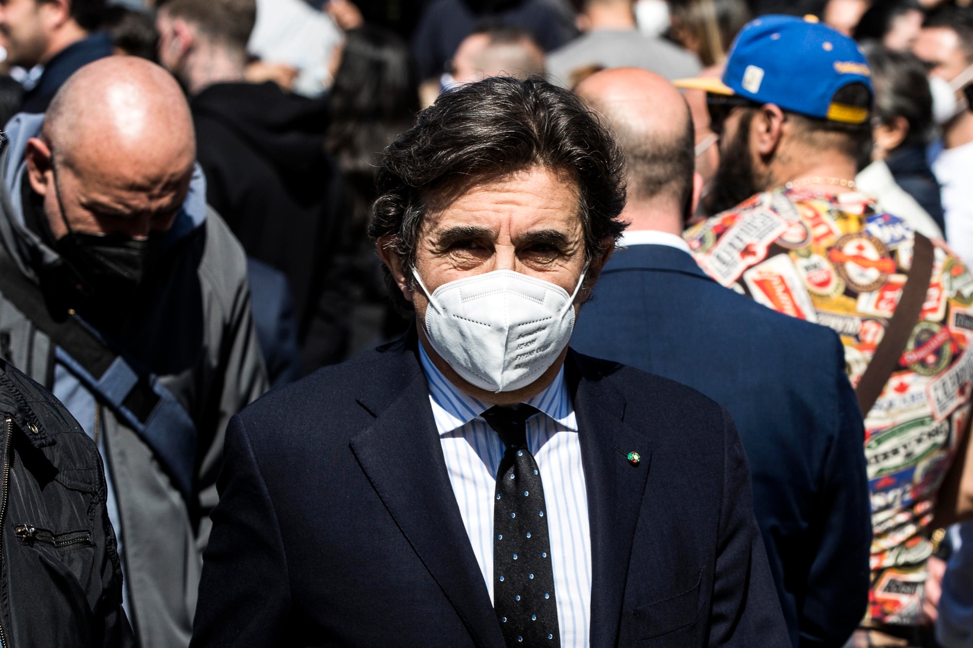 雷速体育直播官网-巴西队长宣布退役，球迷为其送别并祝福未来