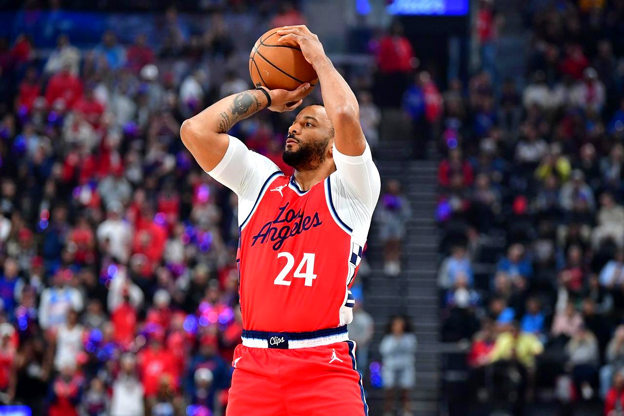 雷速体育直播官网-快船绝杀美国男篮，波尔津吉斯完成帽子戏法