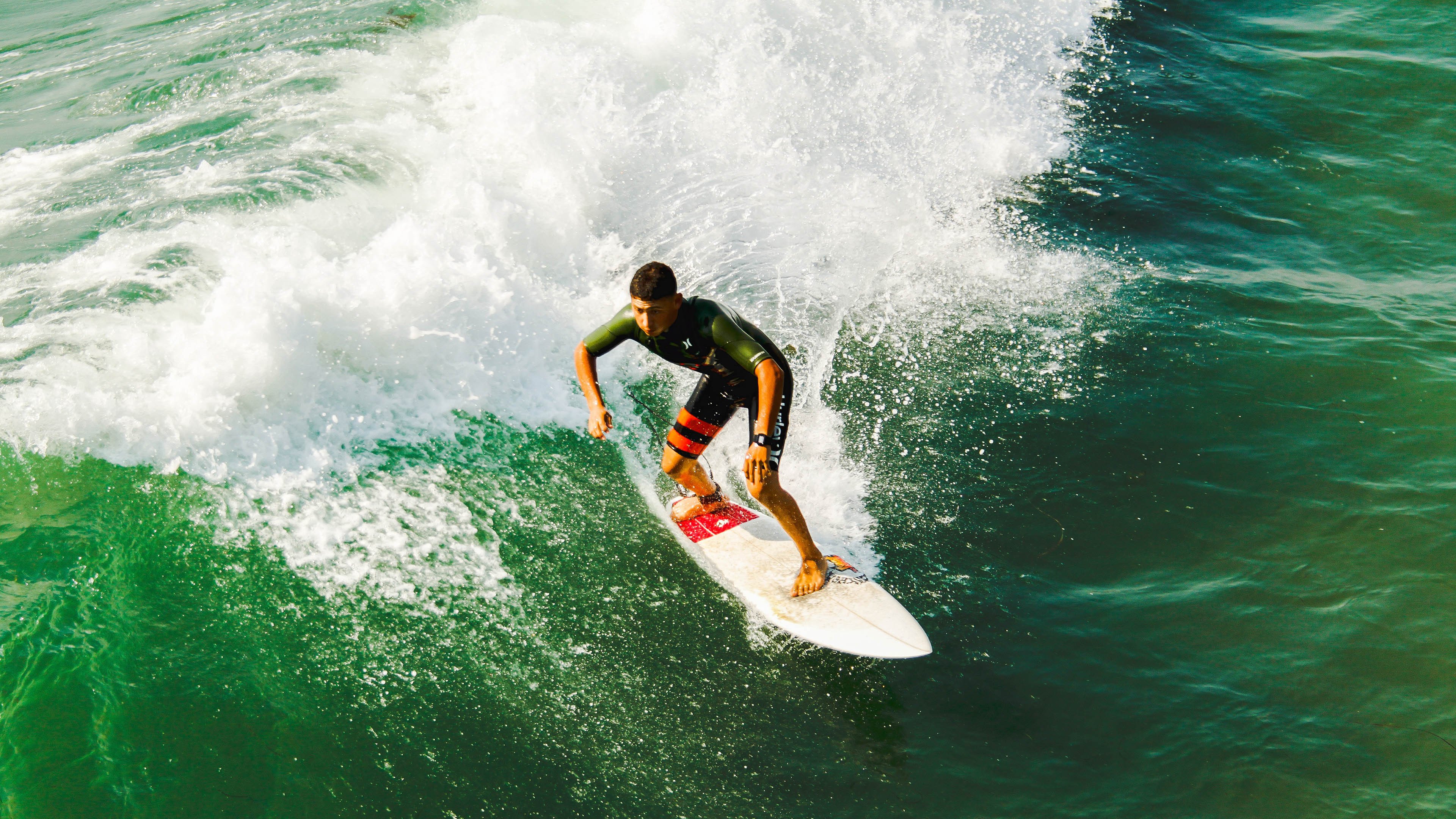赛道上的逆袭，皮亚斯特里点燃赛场，雷诺车队险胜红牛二队